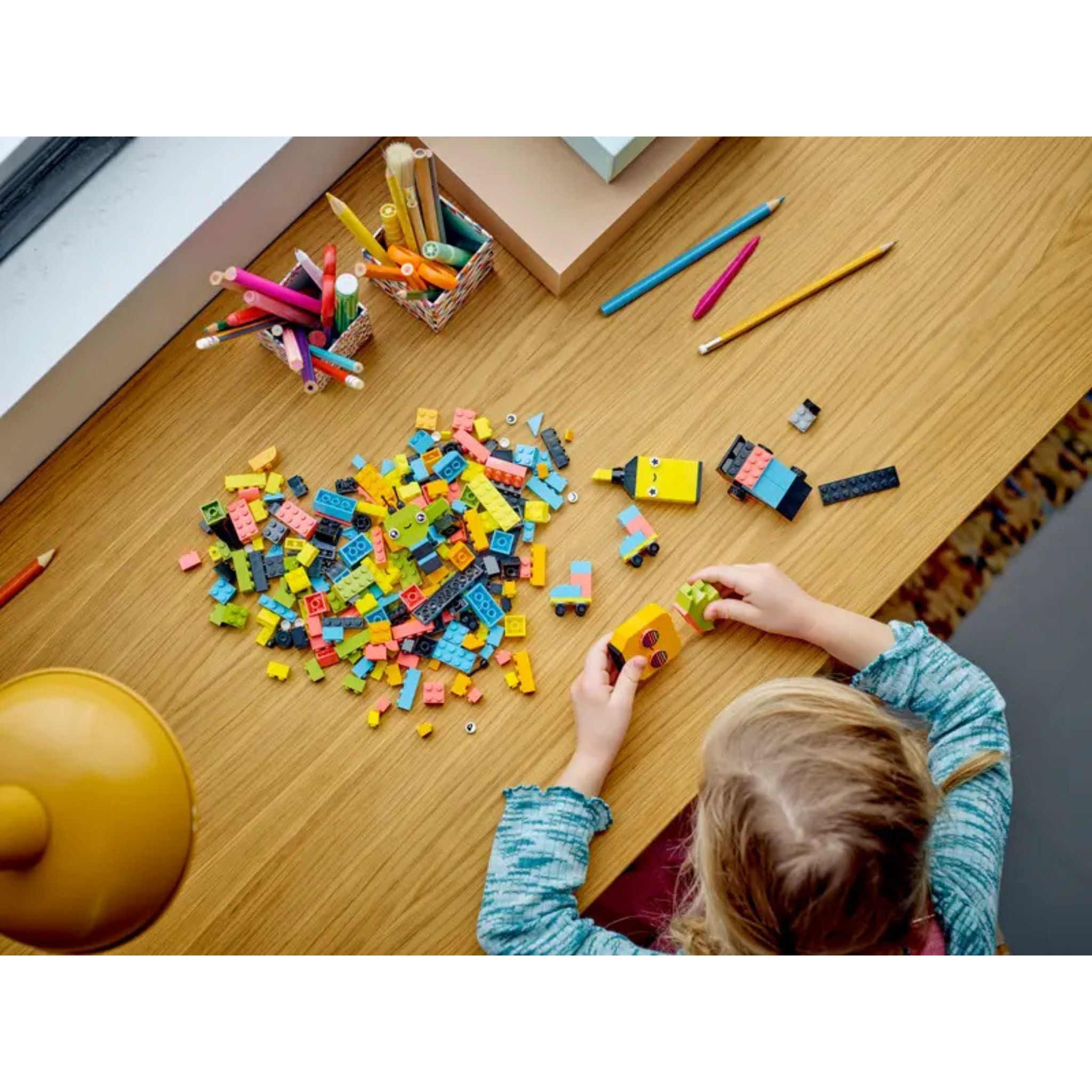 Lego Classic Yaratıcı Neon Eğlence 11027 Yapım Seti (333 Parça)