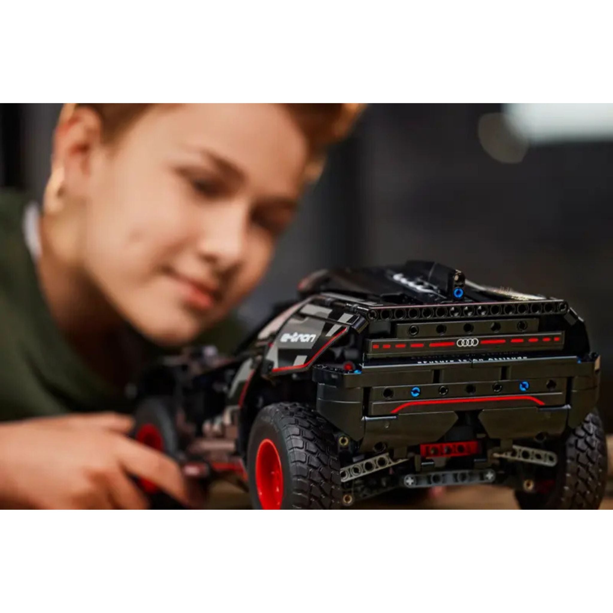 Lego Technic Audi Rs Q E-Tron 42160 Yapım Seti (914 Parça)