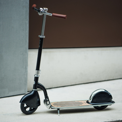 Micro Navigator 2 Tekerlekli Scooter - ayaklık sayesinde dengede durur