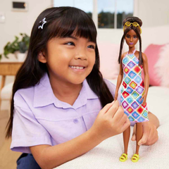 Barbie Fashionistas Bebeği Topuz Saçlı ve Örgü Elbiseli HJT07