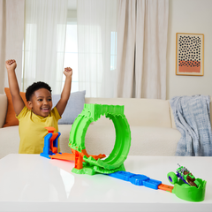 Hot Wheels Monster Trucks Mutant Kaosu Çemberde Yarış Oyun Seti JMK91