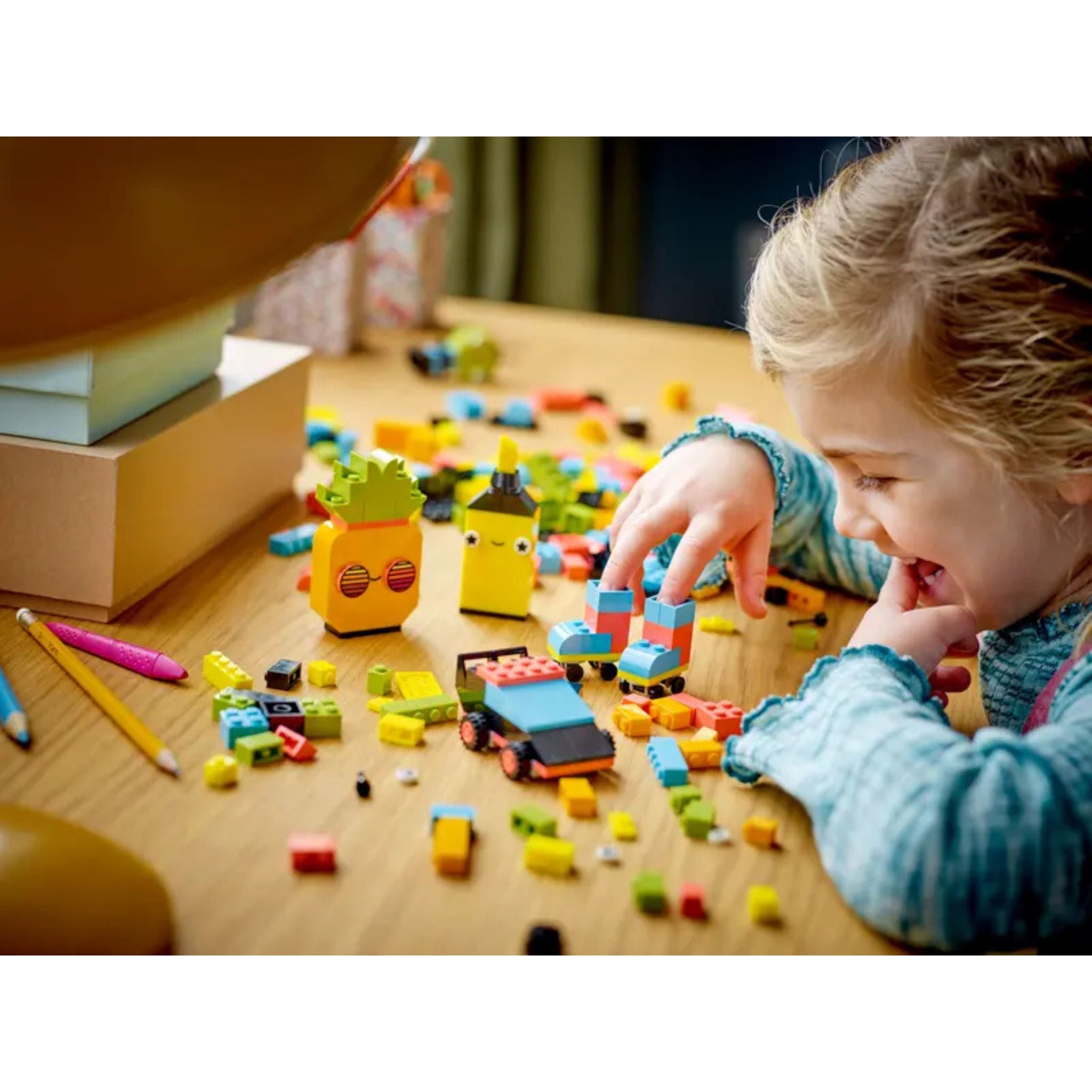 Lego Classic Yaratıcı Neon Eğlence 11027 Yapım Seti (333 Parça)