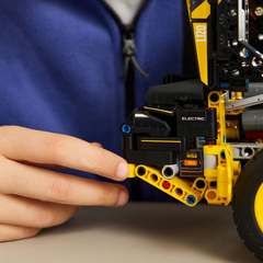 Lego Technic Volvo L120 Electric Tekerlekli Yükleyici Yapım Oyuncağı 42209