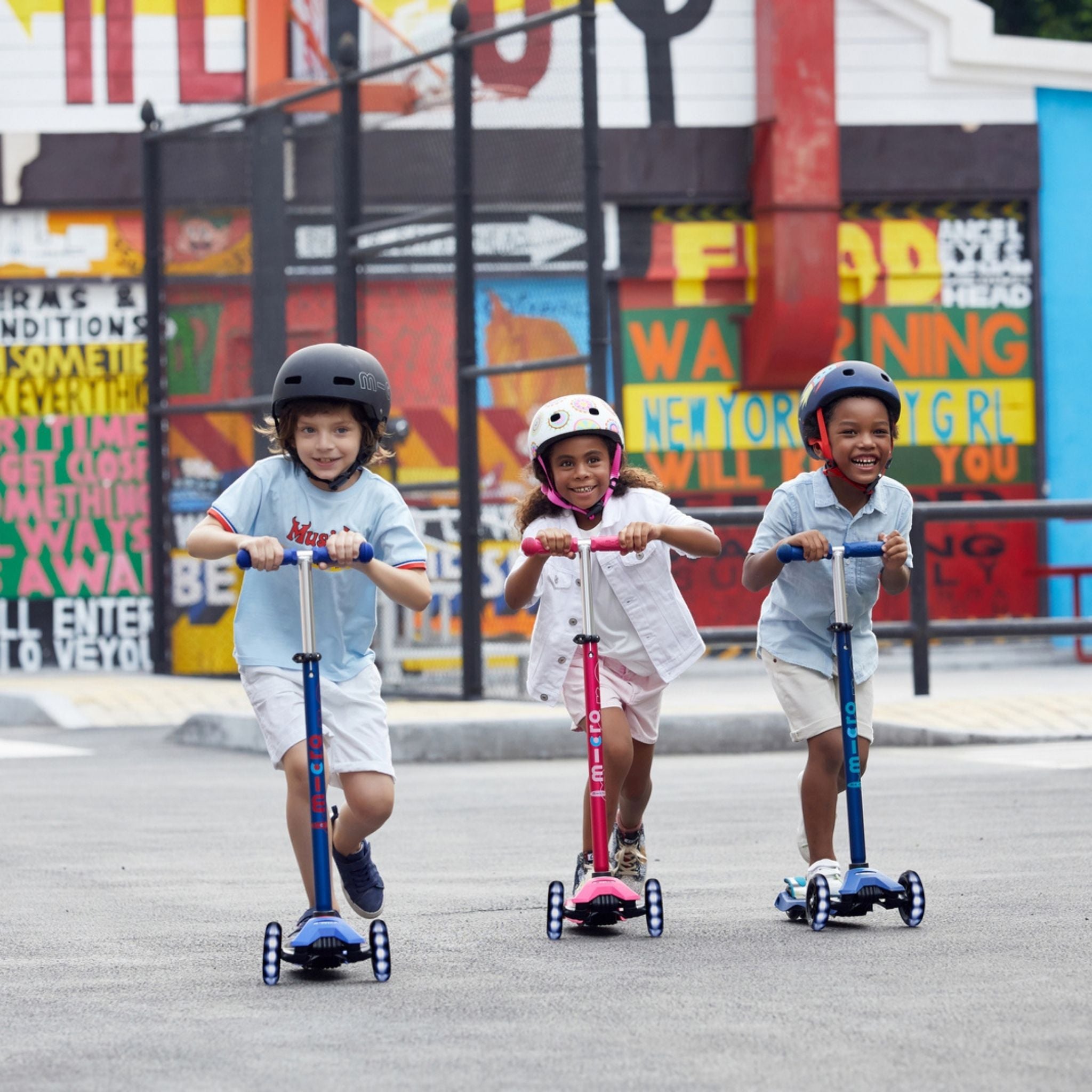 Micro Maxi Deluxe 3 Tekerlekli Scooter LED Blue