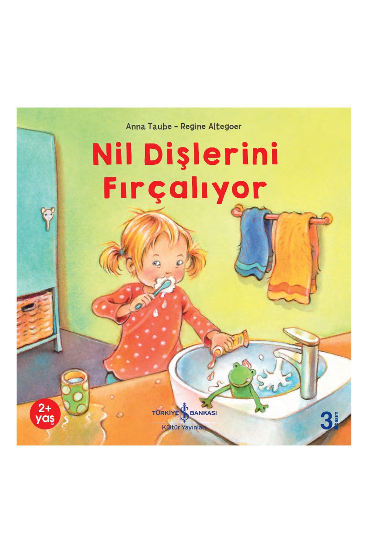 Nil Dişlerini Fırçalıyor