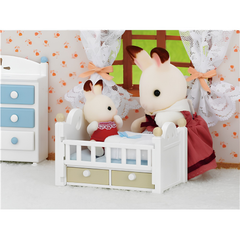 Sylvanian Families Çikolata Kulaklı Tavşan Bebek ve Yatağı 5017